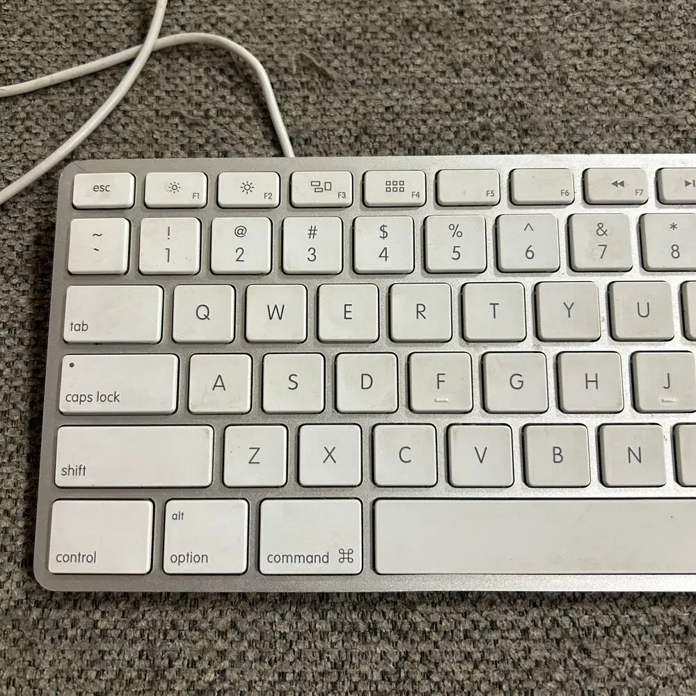 Apple A1234 USB Wired Keyboard w/ Numeric Keypad White Aluminum